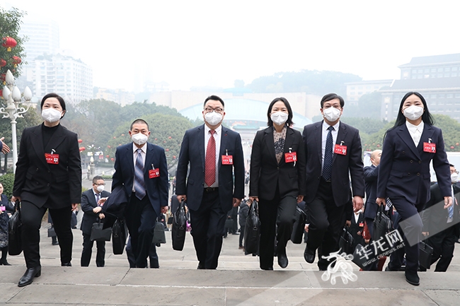 市六屆人大一次會議今日開幕 參會人員精神飽滿步入會場